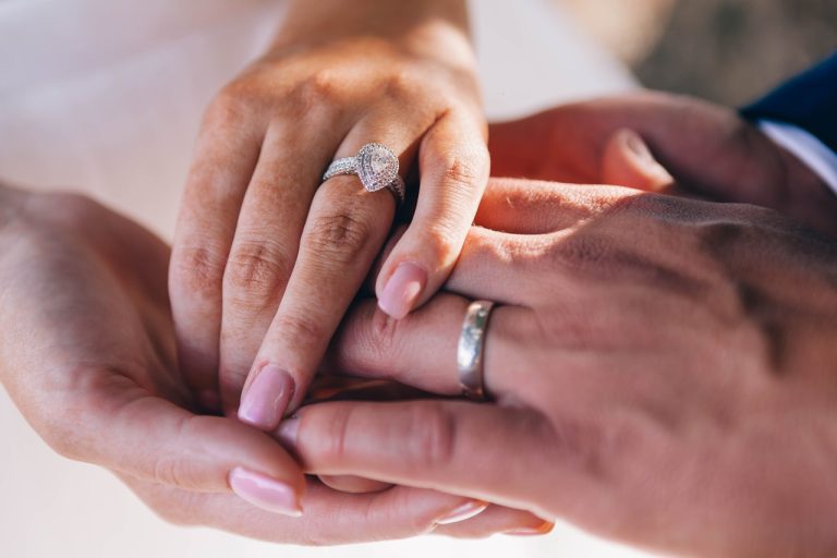 Comment bien choisir les alliances de mariage